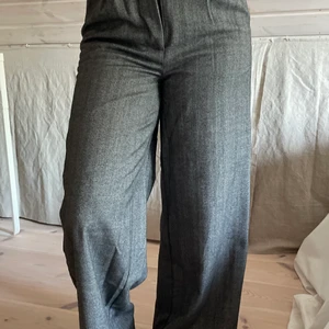 kostymbyxor i ull - supersnygga kostymbyxor i ull från na-kd, tyvärr försmå för mig. dragkedjan har en liten utbuktning, inte särskilt märkbart dock. storlek 34, har sytt upp så skulle säga att dem passar bäst någon som är ca 160cm. frakt tillkommer❤️‍🩹