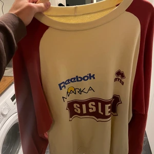 Vintage tröja - Vintage tröja som är köpt här på Plick. Står ingen storlek men är som en large. En liten fläck på längst ner på ärmen men syns inte när man viker upp.