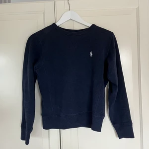 Polo ralph lauren collegeströja - Mörblå collegetröja från polo ralph lauren i bomull!! 