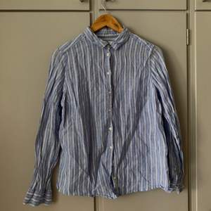 100% linnen, en härlig ljusblå och lättburen skjorta som funkar till vardags, mjuk blå i färgen.
