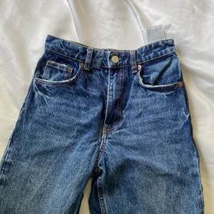 Zara jeans - Supersnygga sparsamt använda zara jeans🤩 dem är långa i benen (passar mig på 170) och snygg färg.  Storlek 34. Prutbart vid snabb affär