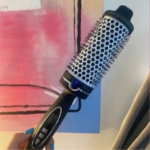 Värmeborste  - Säljer nu min värmeborste från Björn Axén då den inte längre kommer till användning. Jättefint skick och fungerar felfritt. Använd MAX 3 gånger! Köpare står för frakten.