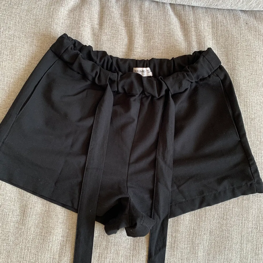 Svarta stretchiga shorts från Pull&Bear i något tjockare tyg. Kort modell. Har använts vid några enstaka tillfällen. . Shorts.