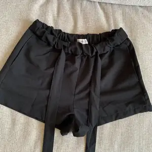 Svarta stretchiga shorts från Pull&Bear i något tjockare tyg. Kort modell. Har använts vid några enstaka tillfällen. 