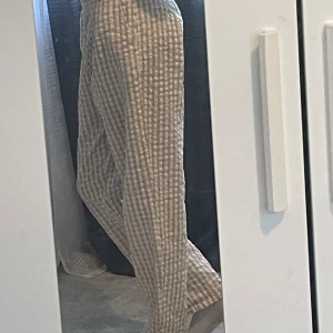 NA-KD pyjamas byxor storlek(M,S)  - Snygga pyjamas byxor som jag inte har använt. Jag köpte det  från NA-KD för 200kr typ en månad sen. Jätte fina och är i bra skick. De är så himla sköna att sova med och man kan även på vardagen ha på sig de. Jag skulle stila de med en vit tröja. 😍😍💕💕