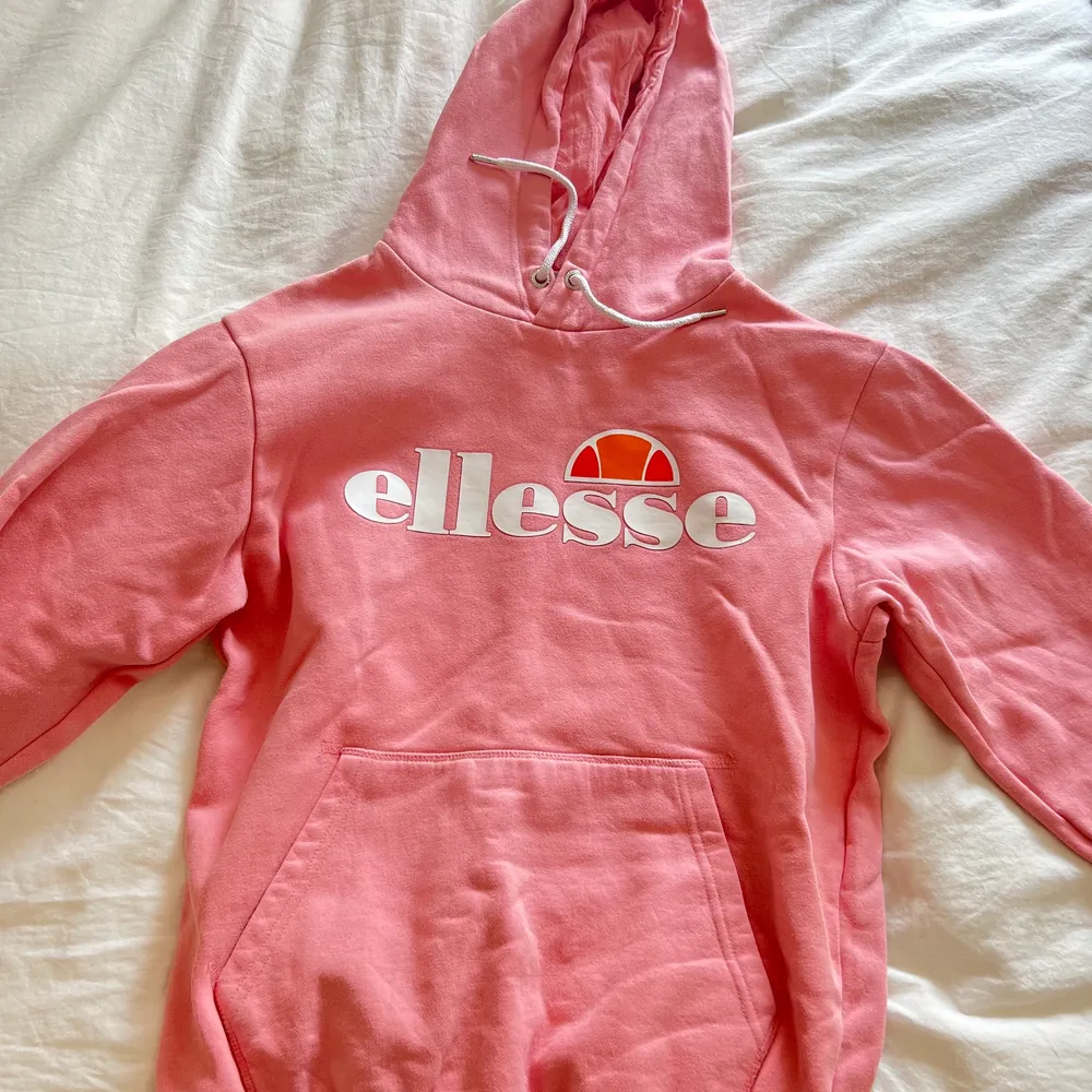 Superfin rosa/aprikosfärgad hoodie från ellesse, köpare står för frakt. Hoodies.