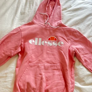 Ellesse hoodie  - Superfin rosa/aprikosfärgad hoodie från ellesse, köpare står för frakt