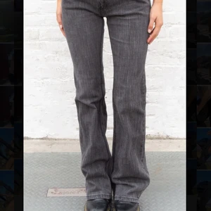 Säljer dessa jättefina jeans från brandy melville - Säljer dessa slutsålda jeans i modellen brielle 90’s jeans från brandy mellevie då det ör försent att skicka tillbaka dem. Jag har aldrig ansvänt dem så är i nyskick❤️