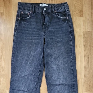ZARA wide leg  - Snygga byxor i rejält jeanstyg. Säljer pga små i midjan. Använda ca 3-5 gånger. 