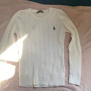 Vit ralph lauren stickad tröja. Köpt från Zalando 1 395 kr. Använt den knappt 2 gånger. Skön material och sitter bra, perfekt inför hösten. 