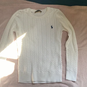 Ralph lauren tröja i vit, strl S - Vit ralph lauren stickad tröja. Köpt från Zalando 1 395 kr. Använt den knappt 2 gånger. Skön material och sitter bra, perfekt inför hösten. 