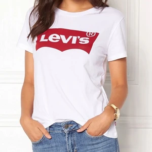 Vit Levis tröja - En vit Levis tröja som aldrig är använd. Den är storlek XXS men passar upp till S. Skriv om ni är intresserade eller har frågor💕