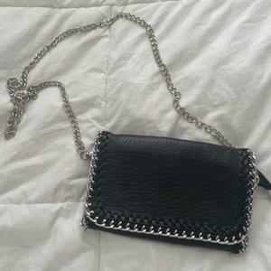 Tiamo väska  - Säljer en jättefin tiamo väska i den lilla stoleken! Har köpt den här på Plick och är lite använd med tanke på priset :) bara att höra av sig! 