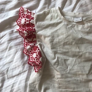 söt topp - en populär tröja med röda volangärmarköpt på barnavdelningen på zara, passar xs/s. säljer för den aldrig kommer till andvädning