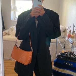 Oreange väska från Urban Outfitters - Superfin oanvänd oreange väska från Urban Outfitters! 