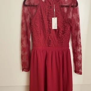 Jättefin röd klänning  - Säljer min jättefina röda klänning från Nly trend. Lappen sitter kvar för jag har enbart provat, men ej fått tillfälle att använda den.. Tyvärr har den bara blivit hängandes i garderoben, så det är bättre att den hittar ett nytt hem. Storlek 34. 