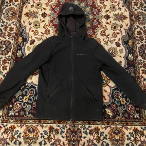 sail racing jacka - Säljer min sail racing jacka. Anledningen är för att den har blivit för liten. Det är inte bästa kvaliten på jackan lägre lite smutsig och lite trasig på något stätlle. Den är s i barn storlek 