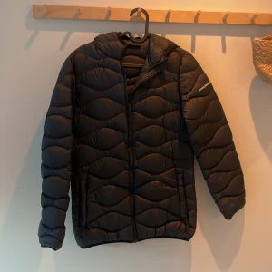 Lättvikts dunjacka - Lättvikts dunjacka från crossbody sportswear. Perfekt mellan lager eller till våren☀️ köpt för 800 kr på stadium, säljer för 500