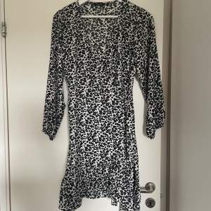Oanvänd leopardmönstrad klänning i storlek S från Amelie & Me. Köpt på Gekås. Aningen liten i storlek. 
