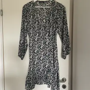 Oanvänd leopardmönstrad klänning i storlek S från Amelie & Me. Köpt på Gekås. Aningen liten i storlek. 