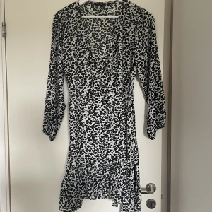 Leopardmönstrad klänning  - Oanvänd leopardmönstrad klänning i storlek S från Amelie & Me. Köpt på Gekås. Aningen liten i storlek. 