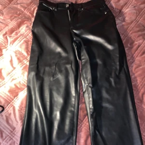 Skinnbyxor  - Raka skinnbyxor, har använd dom ett par gånger, jag använder ej dom därför säljer jag dom.