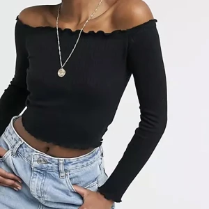 Topp med krusig kant - Jätte fin men använder inte storlek L men sitter som M endast testad nypris var 149 men säljer för 60kr  Kan fraktas men du står för frakten :)