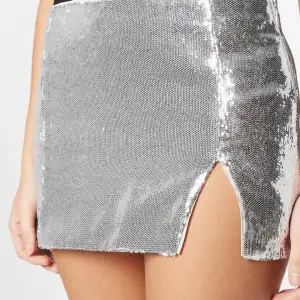 En jättefin glittrig mini-skirt. Köpt på weekday, aldrig använd. Säljs pga för liten. 🌟🪩
