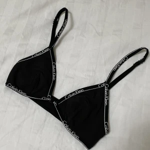 Bh från Calvin Klein - Bh/topp från Calvin Klein. Icke-vadderade kupor. Rätt liten i storlek så skulle säga den passar en XS-XXS. Sparsamt använd! 50 kr + frakt