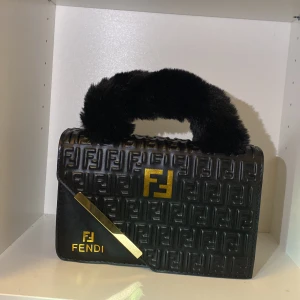 FENDI - Den är aldrig använd  de är helt ny. 