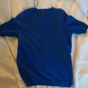 En blå finstickad kortärmad tröja från lindex i storlek xs, använd 1 gång. Nyskick. Priset när jag köpte den var 359. 