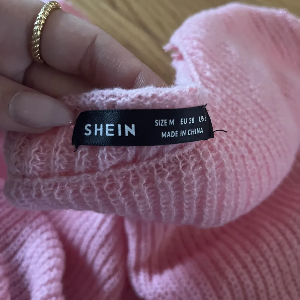 Stickad tröja från SHEIN, fint skick nästan aldrig använd. . Stickat.