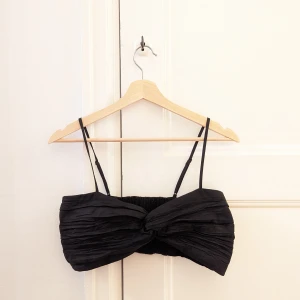 Svart topp - Svart topp i cool modell. Fin till fest eller under kavaj och är mycket sparsamt använd.