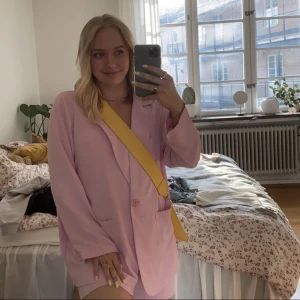 Kostym set - Rosa kostymset, avslappnat tyg. Superskönt i värme.