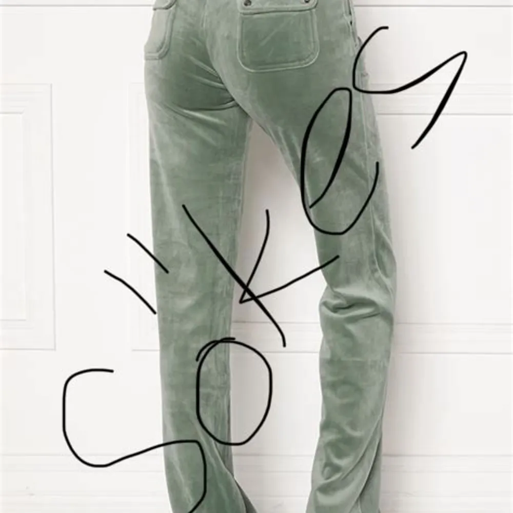 Hej, söker juicy byxor i dessa färgerna med fickor i xs/xxs helst xss för max 300kr, Inga defekter! Kontakta mig om ni vill sälja. Skicka bilder privat!. Jeans & Byxor.