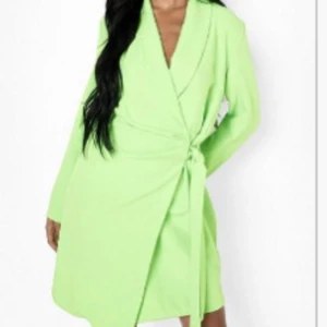 Blazer neon - Snygg blazer i färgen neon. Aldrig använd etiketten finns kvar. 