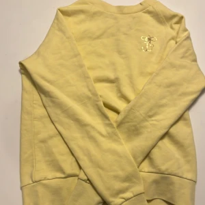 Tjocktröja  - Gul tjocktröja oanvänd 