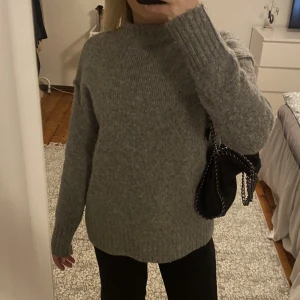 Grå stickad tröja  - Säljer denna gråa stickade tröja då den inte kommer till användning längre🥰