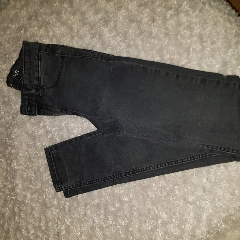 Säljer ett par jätte fina stretch jeans i stl XS använda 2 gånger. Säljer för 150, köoaren står för frakten.. Jeans & Byxor.