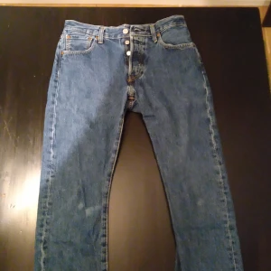 Levi's 501 strl 30/30 - Levi's 501 i storlek W30/L30. Har ett litet ihopsytt hål längst ner på vänstra benet (bild 3), inget märkbart.