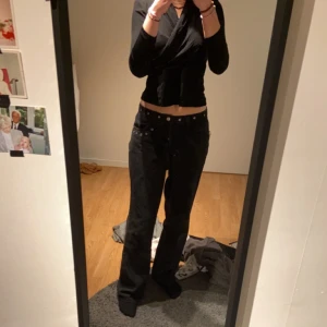 Low waist jeans - Säljer ett par svarta baggy low waist jeans. Använt 2 gånger. Storlek S Jag är 170 lång. Nypris 150kr4 