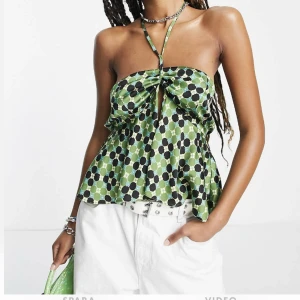bandeau topp 💛💚✨ - helt slutsåltlinne från topshop inköpt ca ett år sedan o aldrig använd, nypris 359 💚💚✨✨