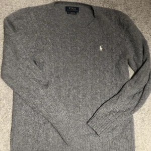 Polo Ralph Lauren Kofta - Säljer min gamla kofta som jag har haft när jag var yngre, Storleken är XL barn, så  (160-170 cm enligt tröjan)