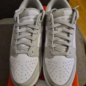 Nike dunk grey fog 42.5  - Säljer helt nya nike dunk grey fog storlek 42.5. Är det nått du undra bara att fråga. Kan skickas mot fraktkostnad eller hämtas i malmö 