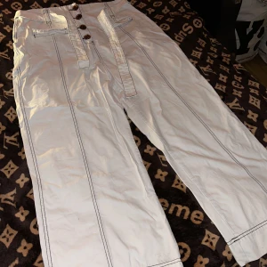 Byxor🤍 - Vita byxor, STRL 46🤍 Köparen står för frakten, hojta vid funderingar!