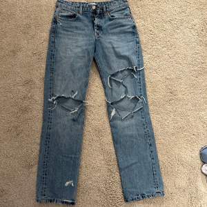 Raka jeans från Zara med låg/medel midja. Sitter super snyggt och snygga hål på. Säljer för att de är för små😢. 