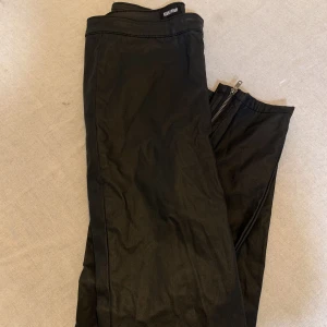 Skinnbyxa - Skinnbyxa ifrån Bubbelroom i stl.38 