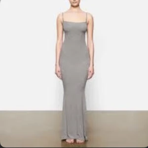 Skims klänning  - Säljer denna populära klänningen från skims, aldrig använd! Nypris 945kr❤️599kr vid snabb affär!!