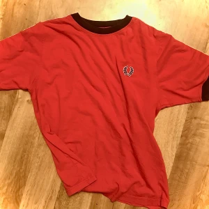 Fred Perry t-shirt till Salu!  - Fred Perry tröja från mq tror ja bra tag sen väldigt bra skick! storl L men liten i storlek känns som medium. 