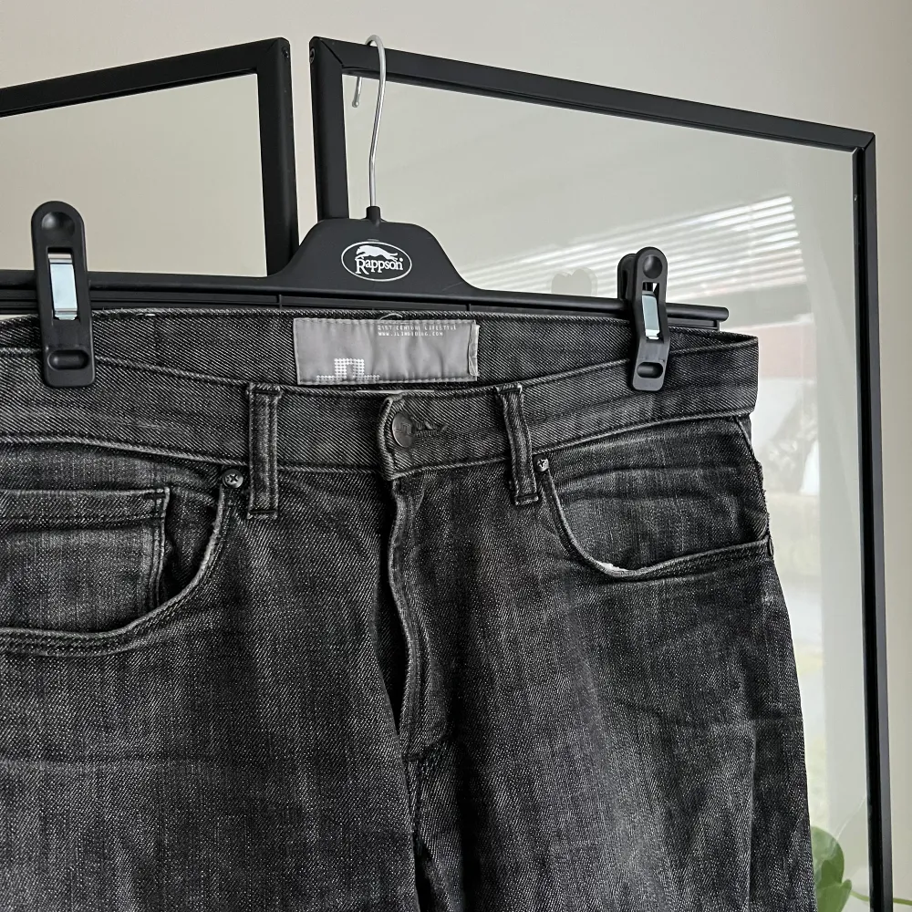 Lågmidjade raka jeans ifrån J.Lindeberg som är köpta second hand. Jeansen saknar storlek men passar mig som är 172 cm och vanligtvis har storlek 36. Jeans & Byxor.